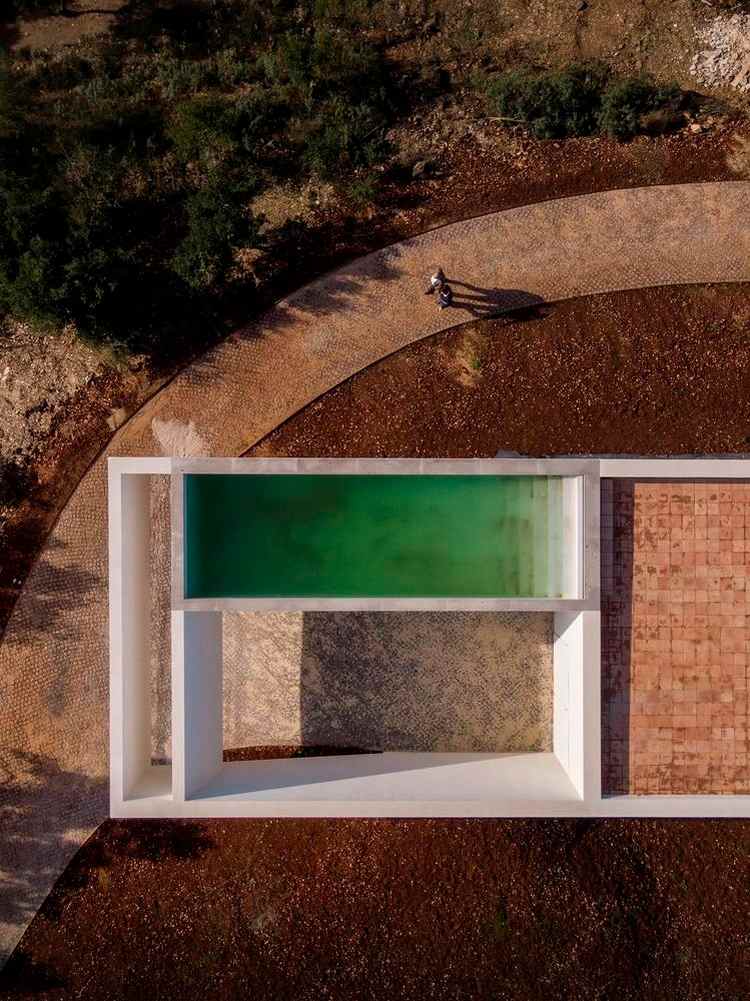futuristisches designhaus mit geraden linien und dachpool als sozialer bereich