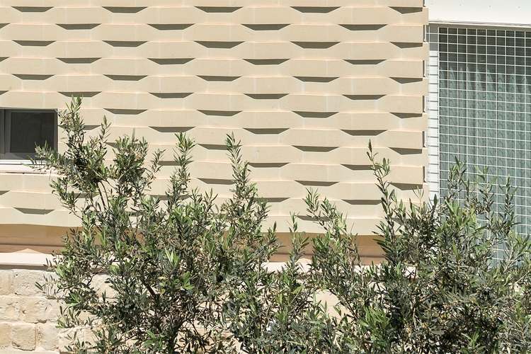 geometrisch geformte steinriemchen an der außenfassade vom hauserweiterung