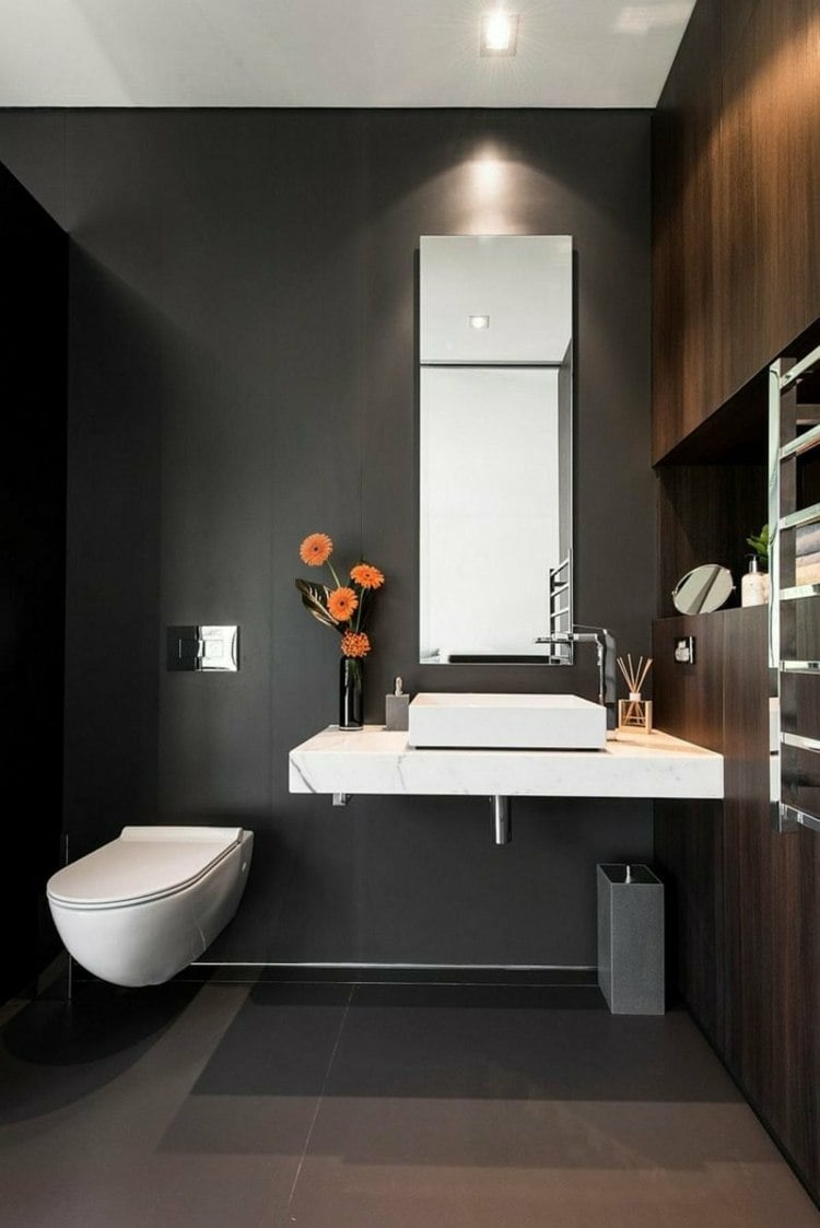 geräumiges, schwarzes Gäste WC mit matten Fliesen und einem modernen Waschtisch