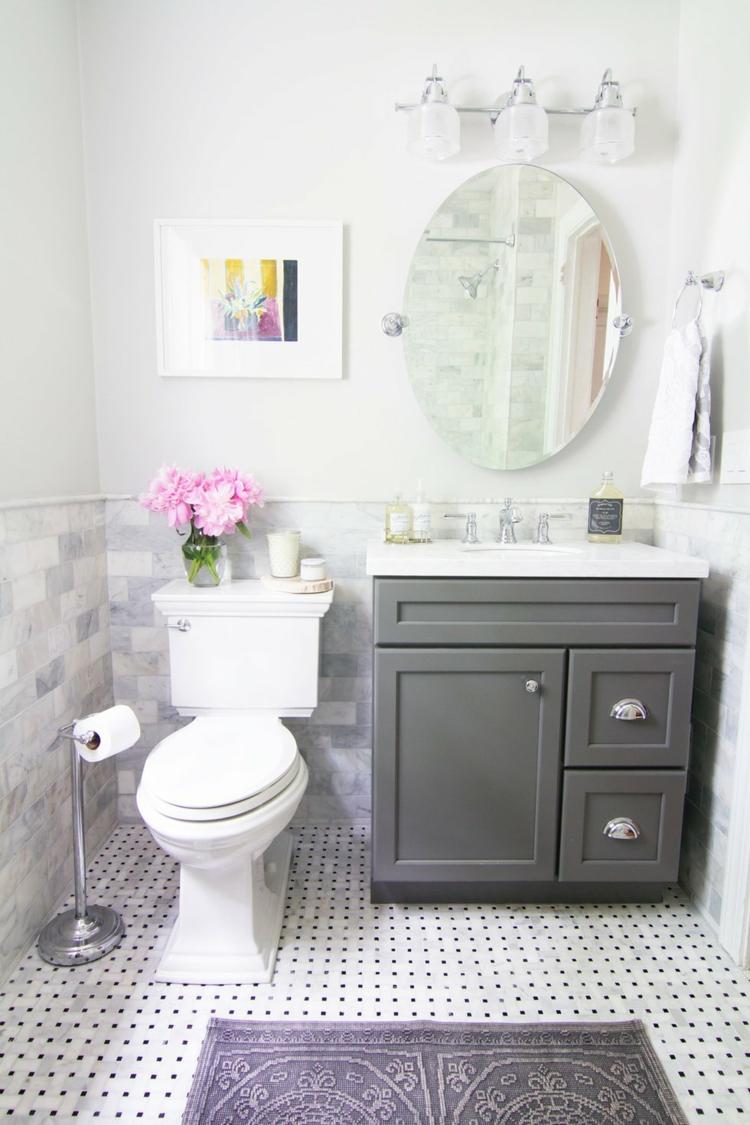 grau-weißes WC mit Schrank und lila Farbakzenten