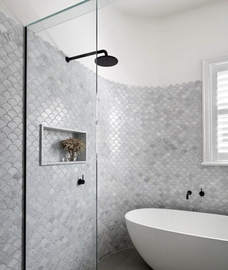 graue Fischschuppen Fliesen zieren eine abgerundete Wand im Badezimmer mit offener Dusche