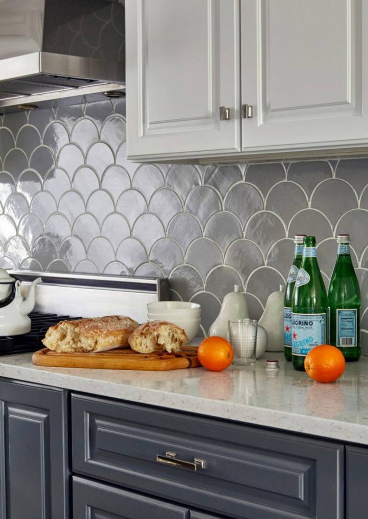 graue Schuppenfliesen und Küchenschränke kombiniert mit Weiß für die Einrichtung