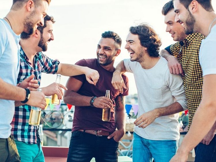 gruppe aus jungen männern beim bier trinken und lachen für junggesellenparty ideen