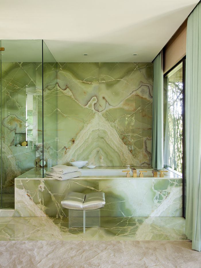 grüner Marmor im Bad Jadegrün mit großen Adern Badewanne Verkleidung und Wandgestaltung