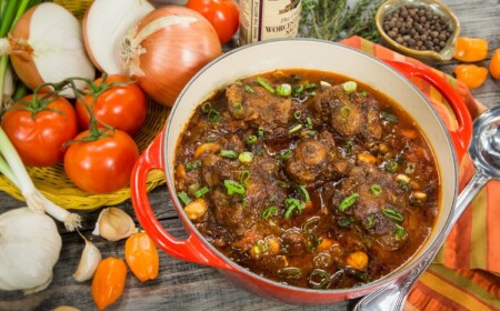 hausgemachte-ochsenschwanz-rezepte-mit-frischen-zutaten-wie-bohnen-tomaten-zwiebeln-paprika-im-schmortopf