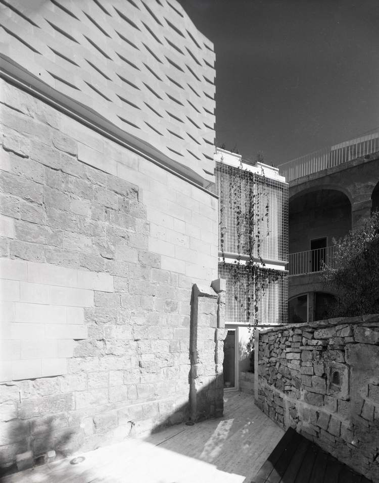 innnenhof vom kutschenhaus mit palazzo kulturgebäude mit moderner architektur und steinmauer