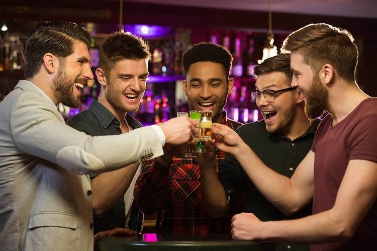 junggesellenabschied feiern bachelor party mit freunden organisieren kneipentour alkohol trinken