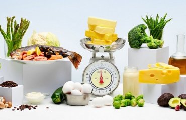 keto diät mit frischen proteinreichen produkten wie fisch eier zucchini butter käse und gesunden fetten aber wenigen kohlenhydraten