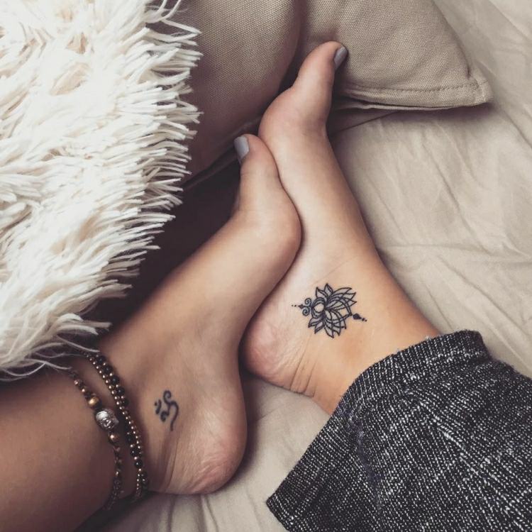 kleine Fuß Tattoo Ideen Mandala Lotusblume Frau-
