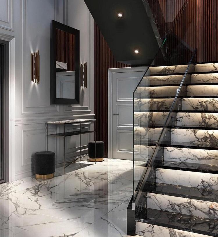 luxuriöse wohnung mit innentreppe aus marmor und edle möbeln