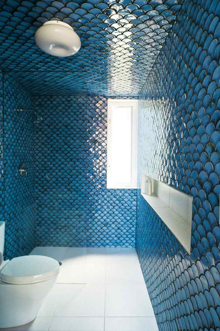 maritime Atmosphäre im Bad mit Fischschuppen Fliesen für Wand und Decke
