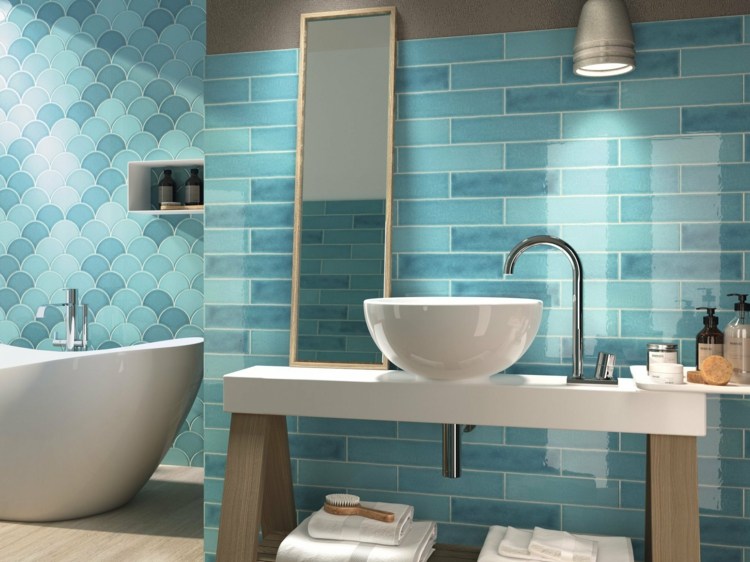 moderne Badgestaltung mit freistehender Badewanne und blauen Fliesen