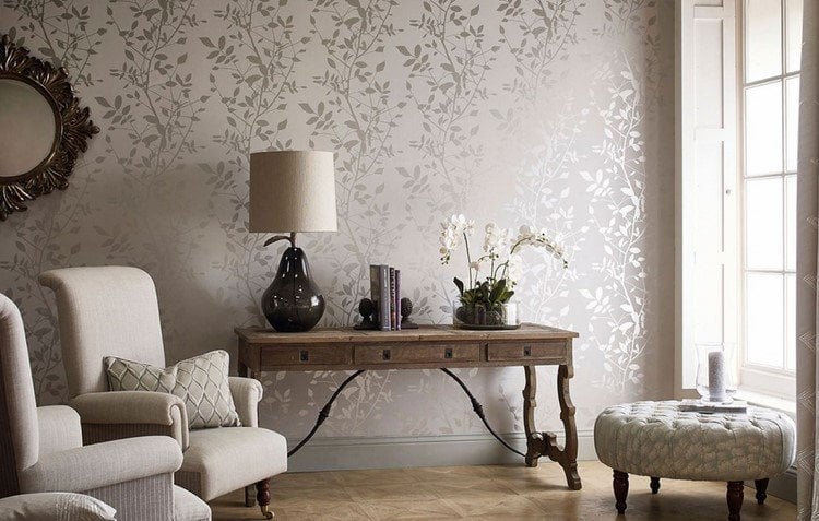 moderne Tapeten fürs Wohnzimmer Ideen Blumenmotive in Silber