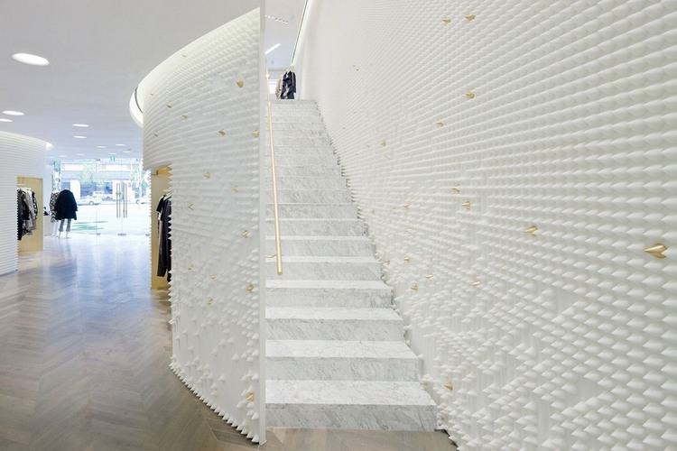 phillip lim designer treppenhaus mit marmortreppe und stacheligen wänden in weiß