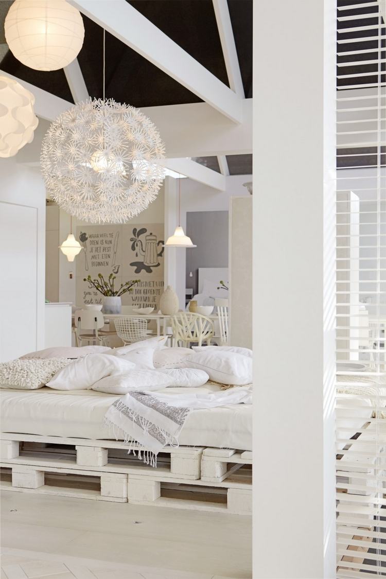 recycling palettenbett bauen in weiß gestaltetes wohnzimmer schön einrichten
