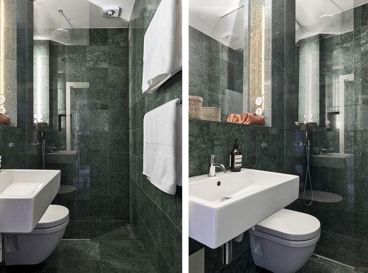 schmales badezimmer begehbare Dusche mit Glaswand grüner Marmor Fliesen