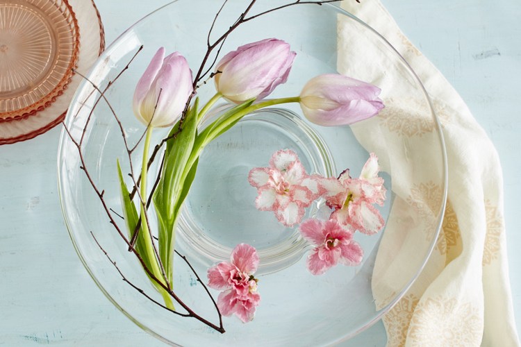 schwimmende Blumendeko im Weinglas organisieren