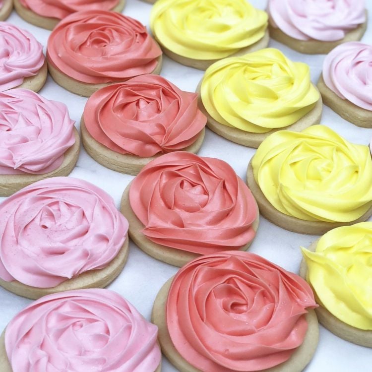 schöne Deko für Kekse in Form von Rosen aus Zuckerguss