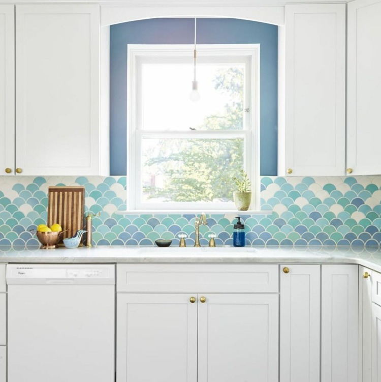 schöner Fliesenspiegel in Blau- und Grüntönen kombiniert mit blauer Wand in der Küche