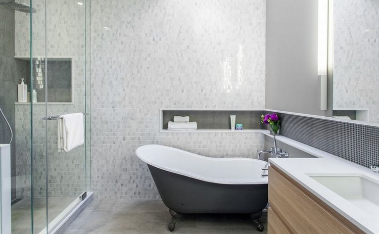 separate badewanne mit bad nische und textur mit mosaik erreichen