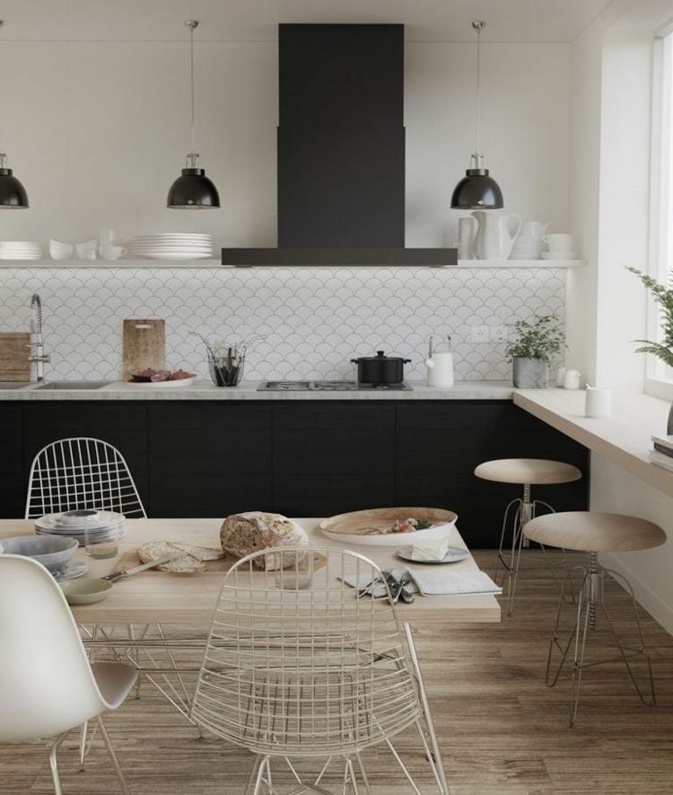 skandinavisch eingerichtete Küche in Schwarz mit weißen Fischschuppen Fliesen