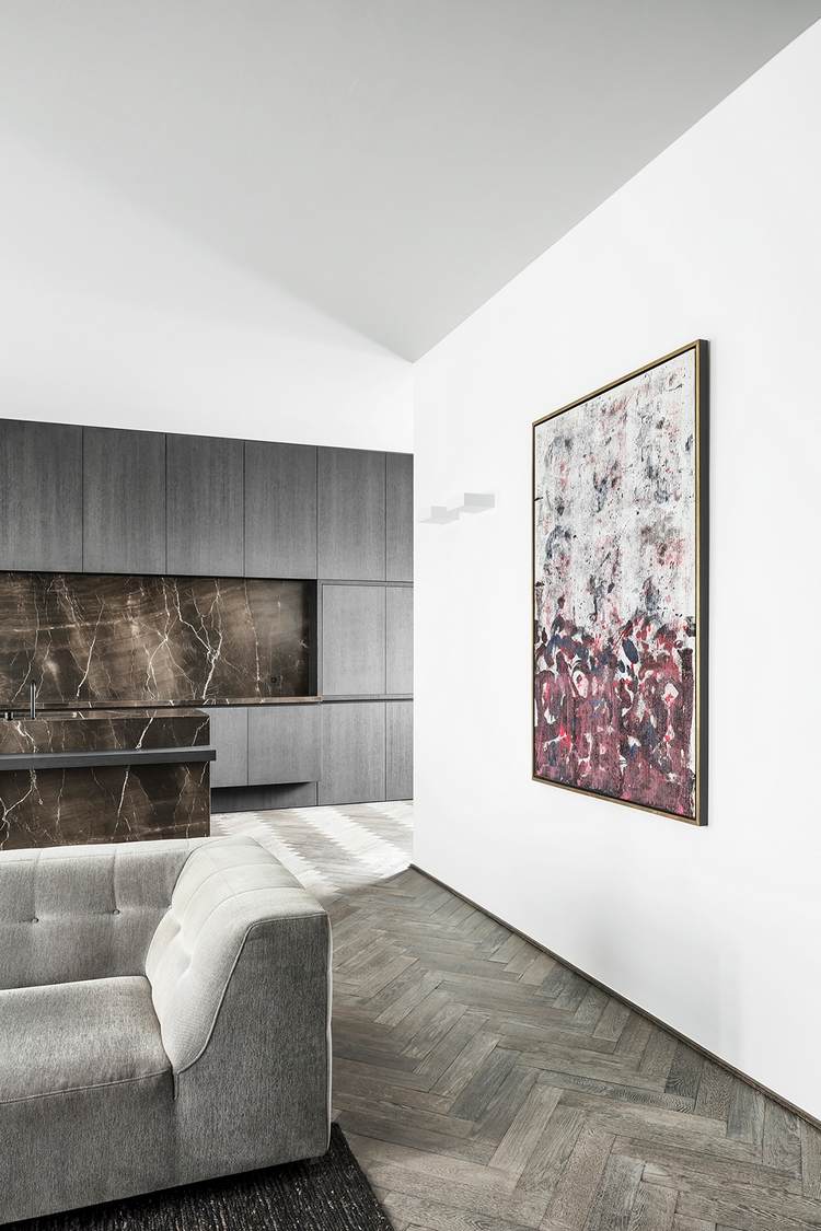 stadtwohnung mit minimalistischem design malerei und designer möbeln im wohnraum