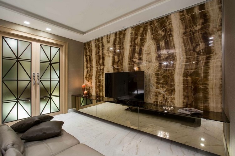 stein wandverkleidung mit onyx in beige und braun farbkombination und edlen look im luxus wohnzimmer