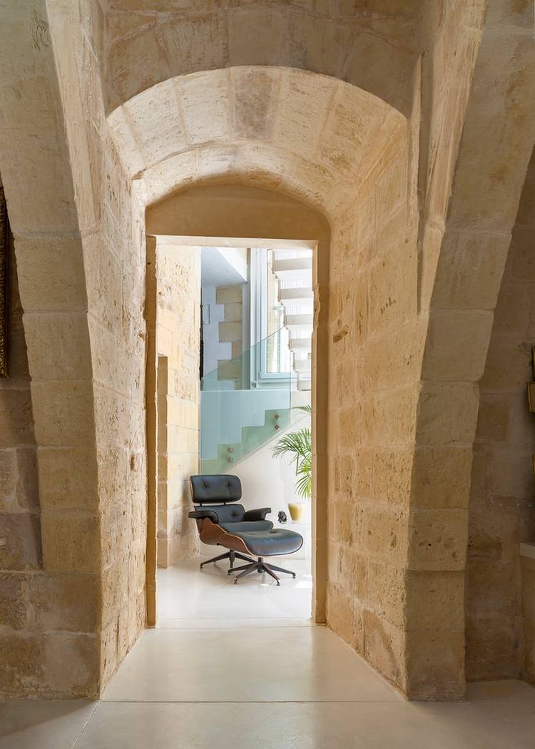 steinwände mit mörtelfugen kombiniert mit modernen designmöbeln im treppenhaus