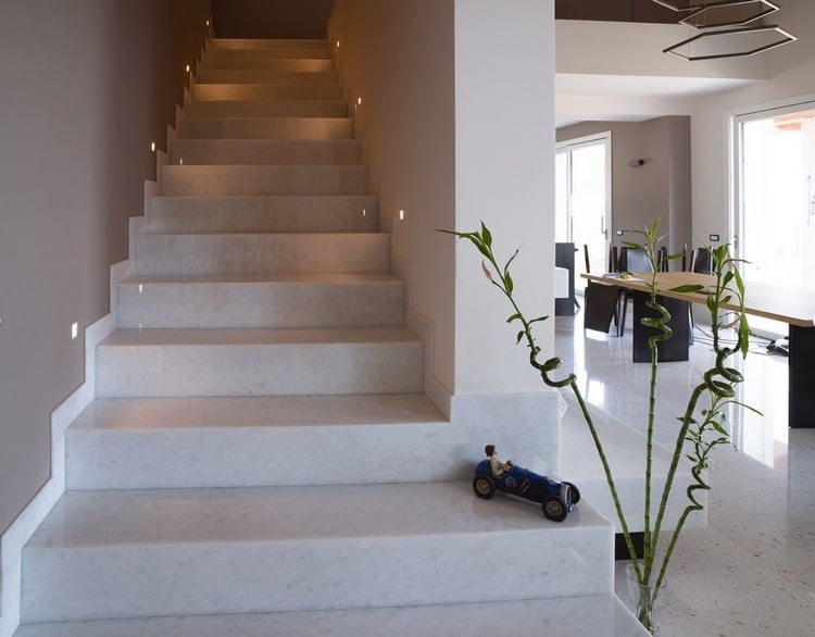 stilvolles treppenhaus aus marmor mit beleuchtung führend zum wohnraum im haus