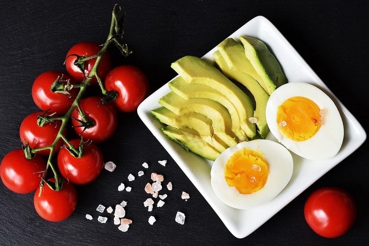 Vine tomatoes, salted eggs and avocado go very well with a keto diet with a meal plan and a 7-day diet plan