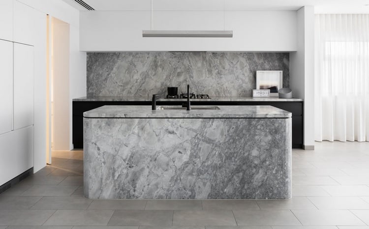 terrazzo kücheninsel und küchenrückwand verkleidet mit marmor look in grau mit weißen küchenschränken