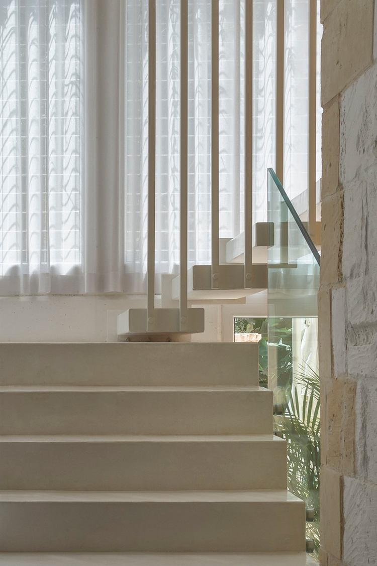 treppen aus marmor und treppengeländer brüstung treppenschutz aus metall und glas