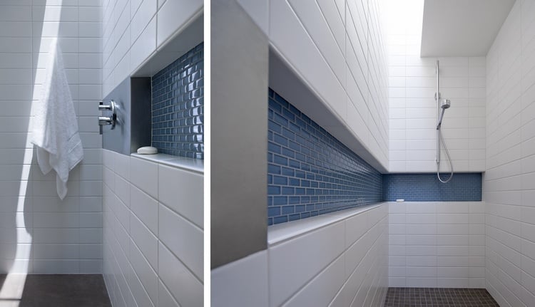 wandnische oder duschnische mit fliesen für die dusche im badezimmer als kombination aus marineblau und weiß