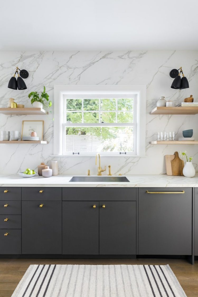 weiße Marmor Küchenrückwand dunkle Schränke Kontrast in der Küche