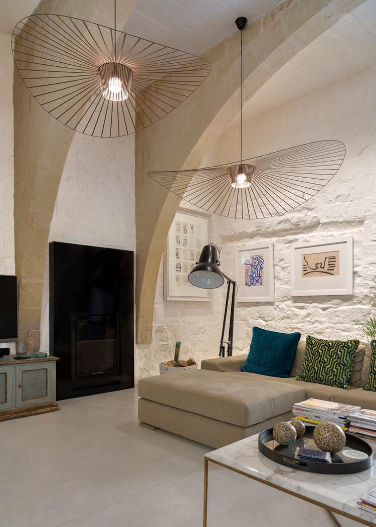 wohnraum mit modernen gestaltungselementen sofa und couchtisch sowie designer hängeleuchten