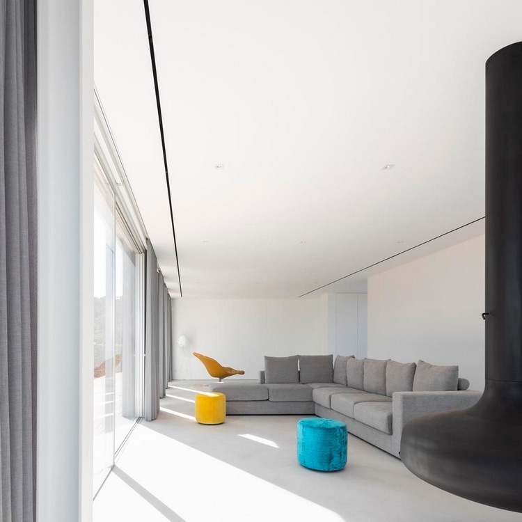 wohnzimmer küche mit designermöbel aus polster hocker und sessel