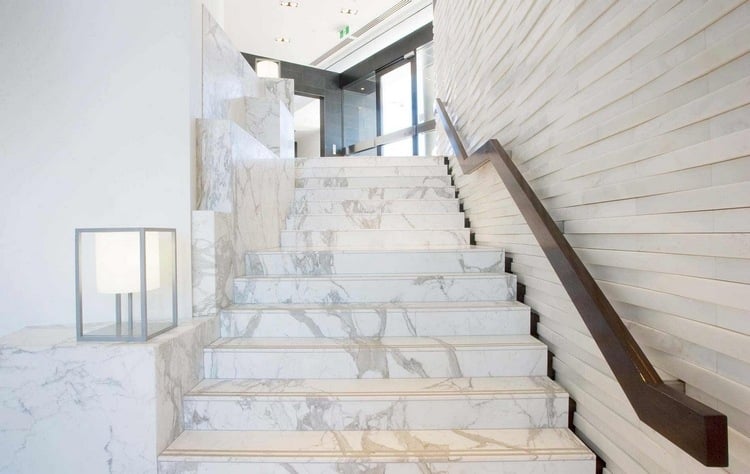 zeitgenössisches design mit marmortreppe in weiß und wand aus weißen steinriemchen