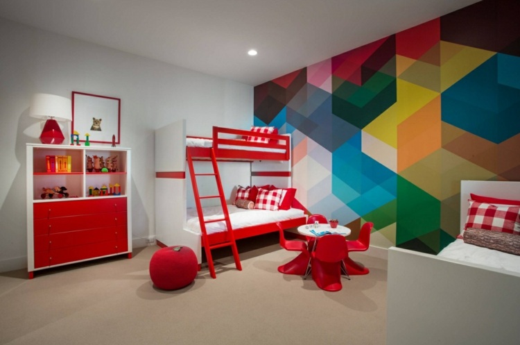 Abstraktes Muster in kräftigen Farben für eine Akzentwand und rote Möbel