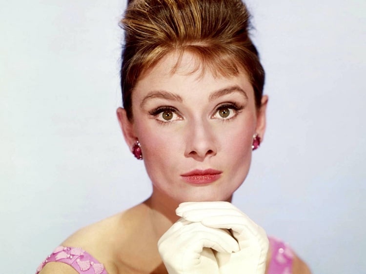 Audrey Hepburn Hochsteckfrisur mit Micropony 50er Jahre