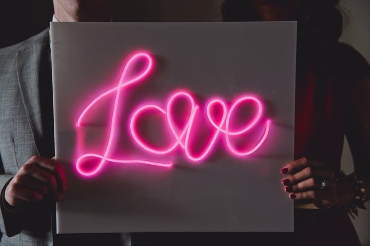 Ausgefallene Hochzeitsfotos mit Neonlicht und Love Schriftzug