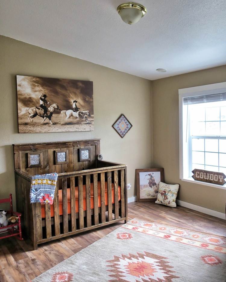Babyzimmer mit Dachschräge und rustikalem Bett, Boden und Teppich