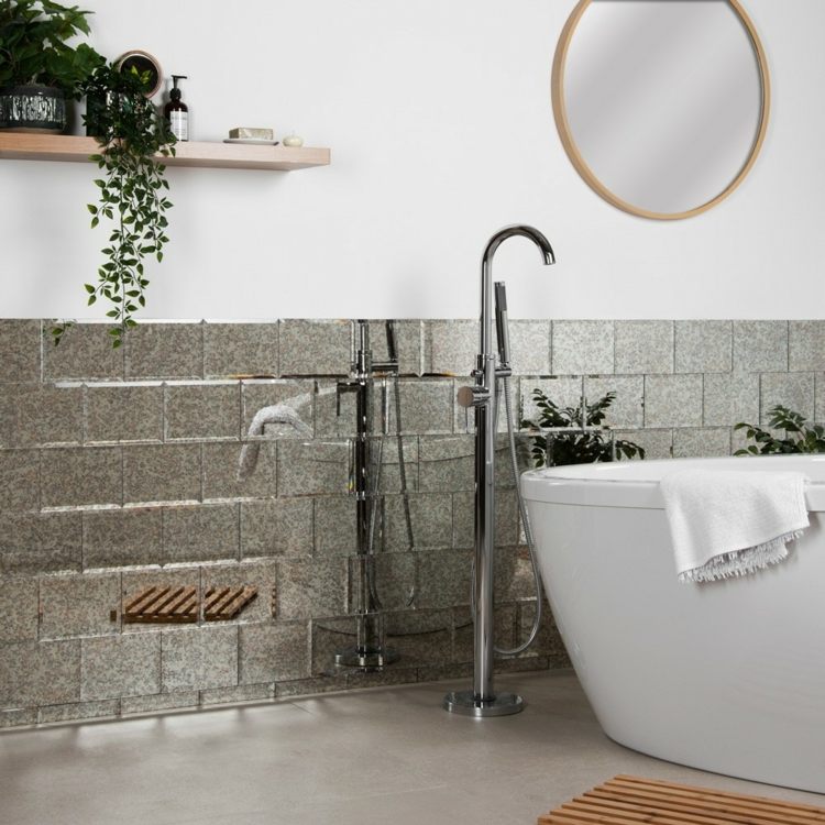 Badezimmer Spiegelfliesen gestalten Ideen Badewanne Wohnung modern einrichten
