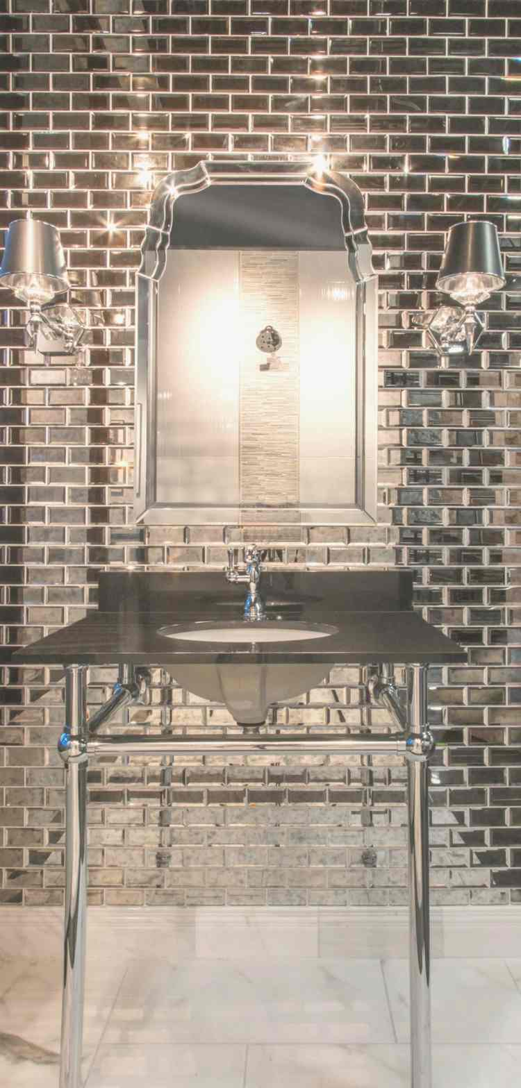 Badezimmer mit Spiegelfliesen gestalten Wand minimalistische Einrichtung Ideen