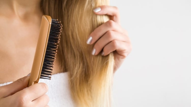 Bei Haarausfall kann Ingweröl helfen, indem Sie damit den Kopf massieren