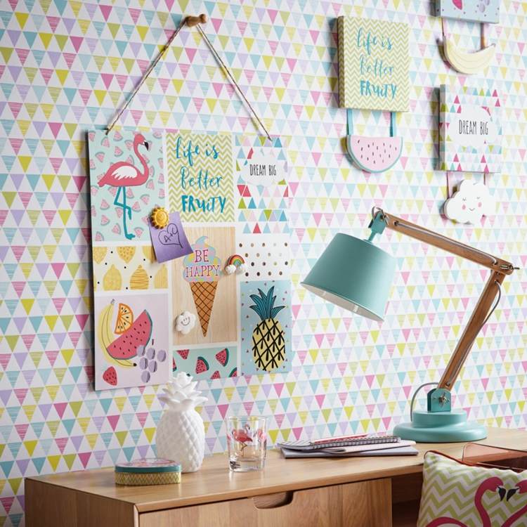 Bunte Tapete aus Dreiecken im Kinderzimmer sorgt für gute Laune