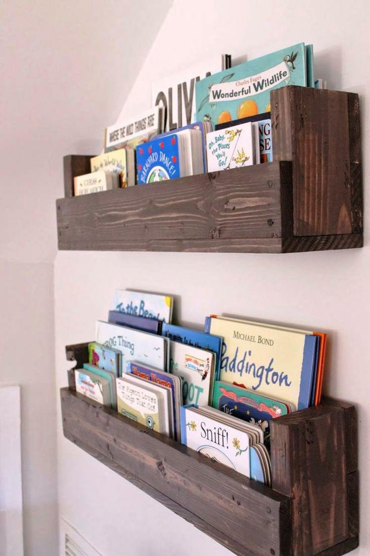 Bücherregal Idee aus rustikalem Holz und mit Kinderbüchern