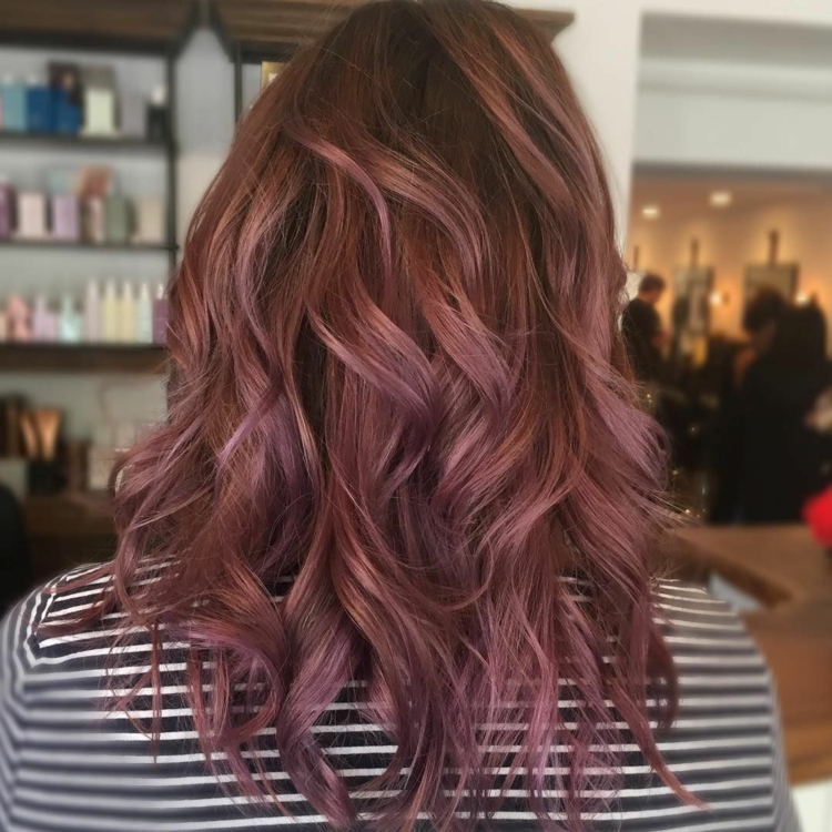 Chocolate Mauve Balayage Haarfarbe Frisuren Trends Damen lange Haare Locken