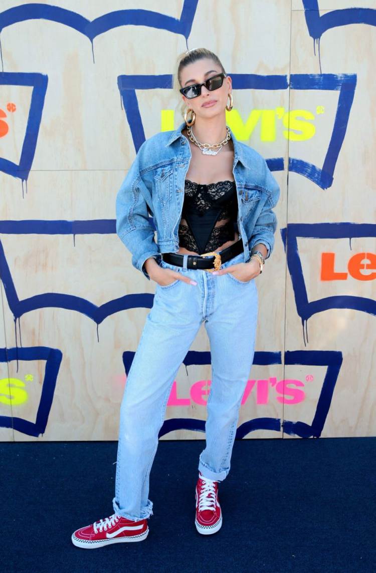 Coachella Festival 2019 Spitze Top Boyfriend Jeans blaue Jeansjacke