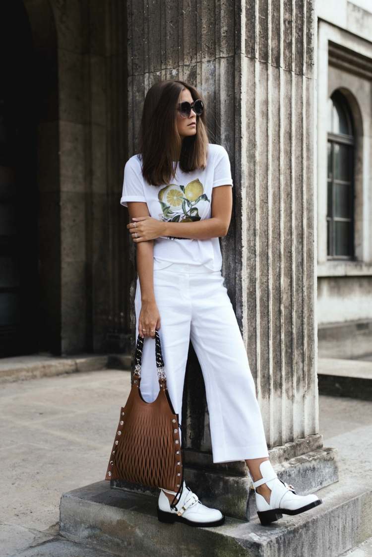 Culotte kombinieren Sommer T-Shirt Stiefeletten braune Ledertasche Modetrends