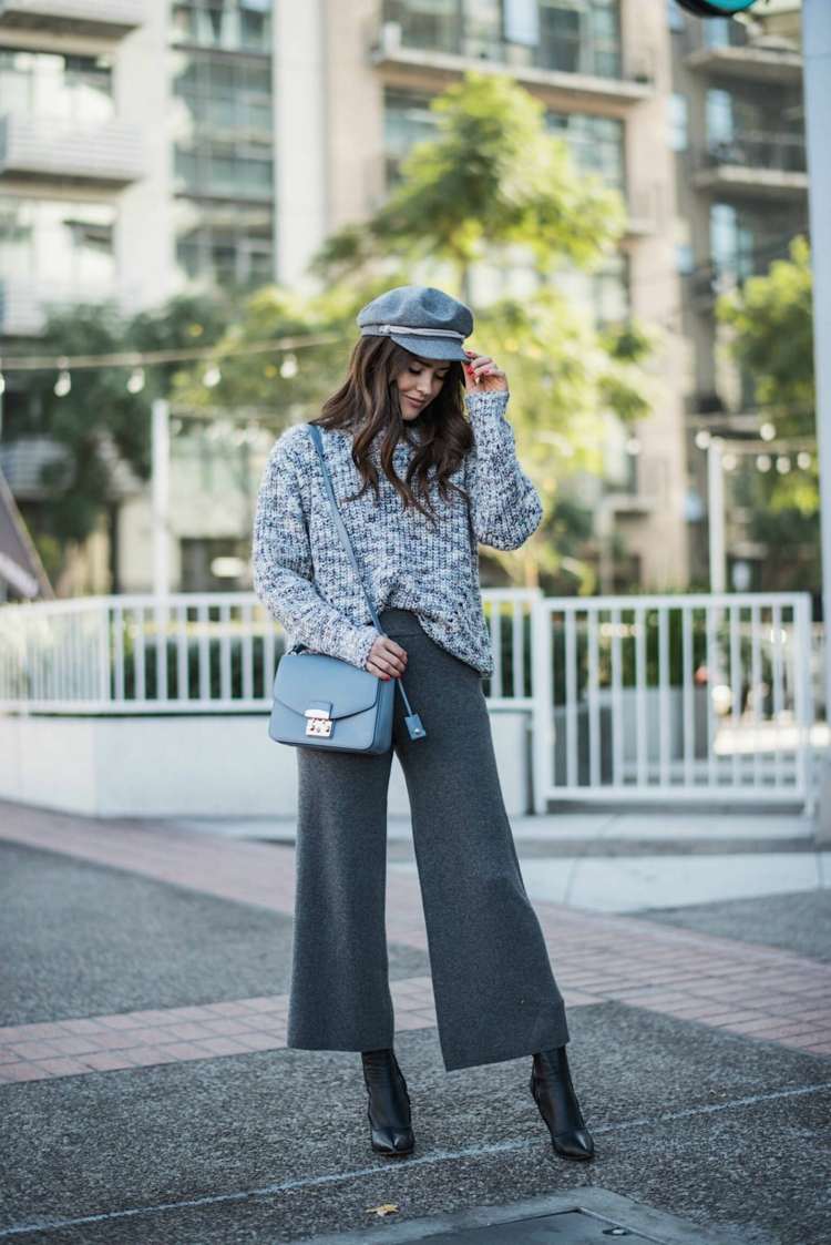Culotte kombinieren Winter grauer Pullover Frauen Hut blaue Handtasche